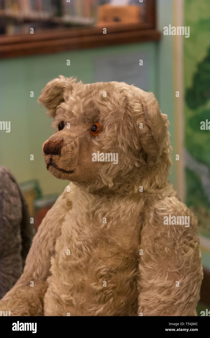 L'original Winnie l'Ourson ours achetée pour le fils de A.A.Milne en 1921 - sur l'affichage à la Bibliothèque publique de New York, USA Banque D'Images