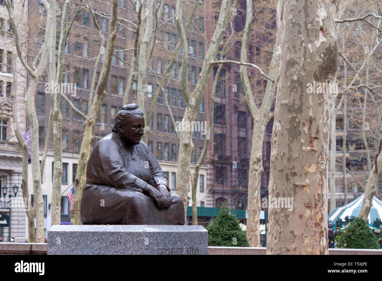 Statue de Gertrude Stein (1874-1946) Par Jo Davidson à Bryant Park, Manhattan, New York City, USA Banque D'Images