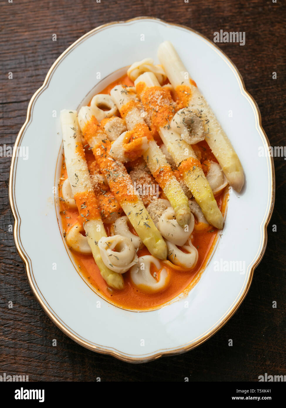 Tortellini vegan avec asperges blanches et sauce Paprika Banque D'Images