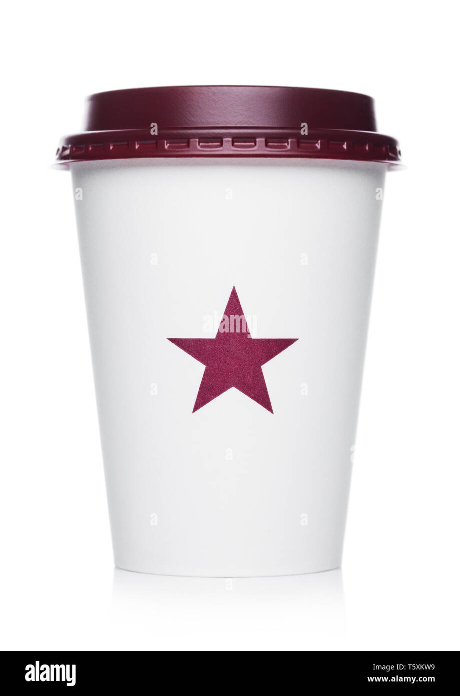 Londres, Royaume-Uni - 15 avril 2019 : Pret a manger une tasse de papier de la célèbre chaîne de café avec le logo au milieu de blanc. Banque D'Images
