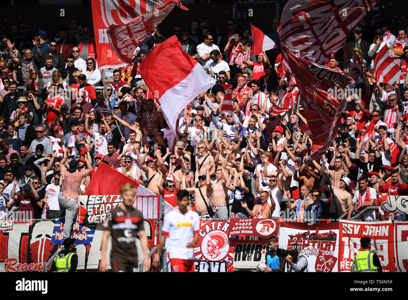 Hambourg, Allemagne - 27 avril : Fans de SSV Jahn Regensburg pendant la deuxième match de Bundesliga entre FC Sankt Pauli et SSV Jahn Regensburg à Millernt Banque D'Images