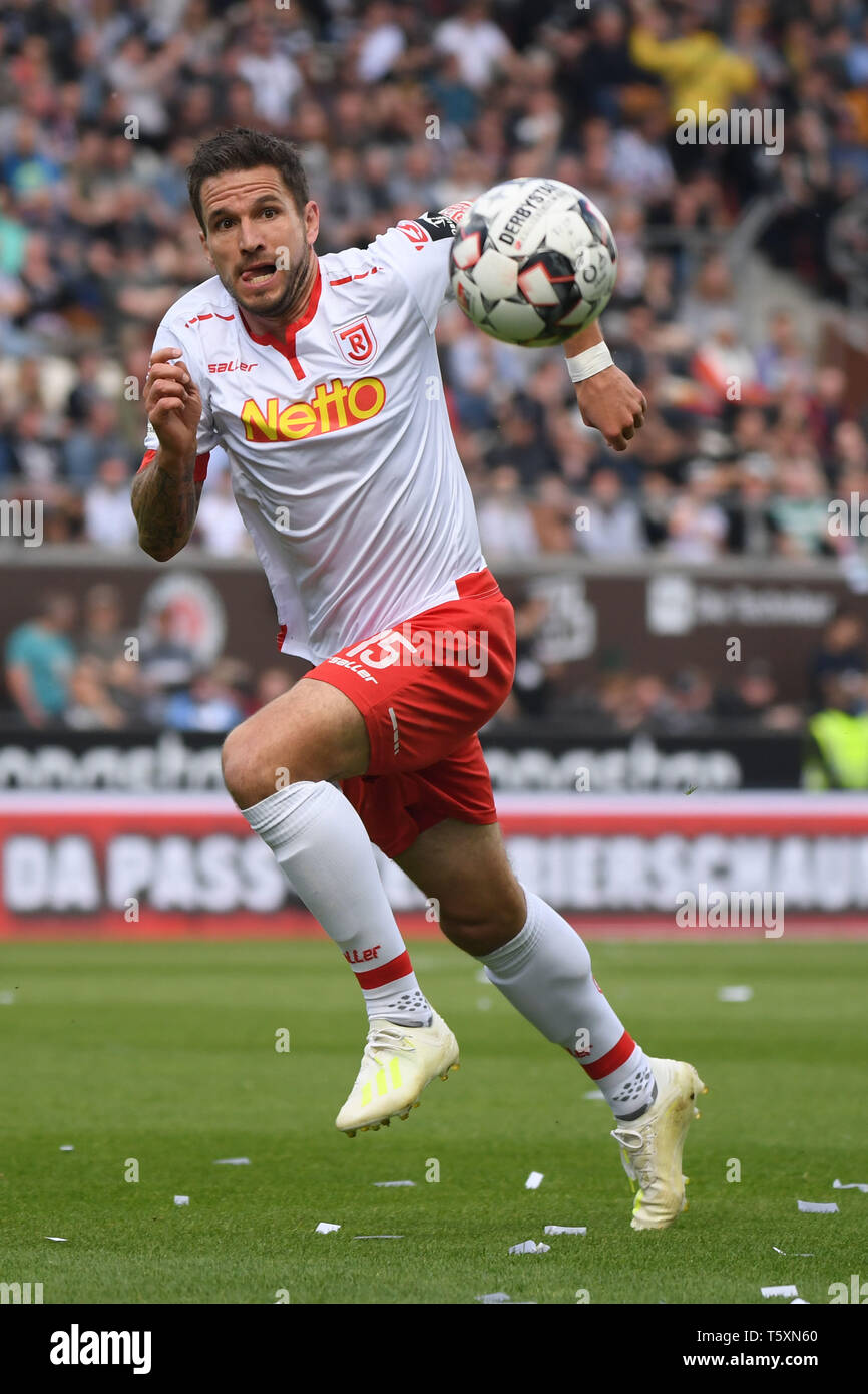 Hambourg, Allemagne - 27 avril : Marco Gruettner du SSV Jahn Regensburg s'exécute avec la balle pendant la deuxième match de Bundesliga entre FC Sankt Pauli et S Banque D'Images
