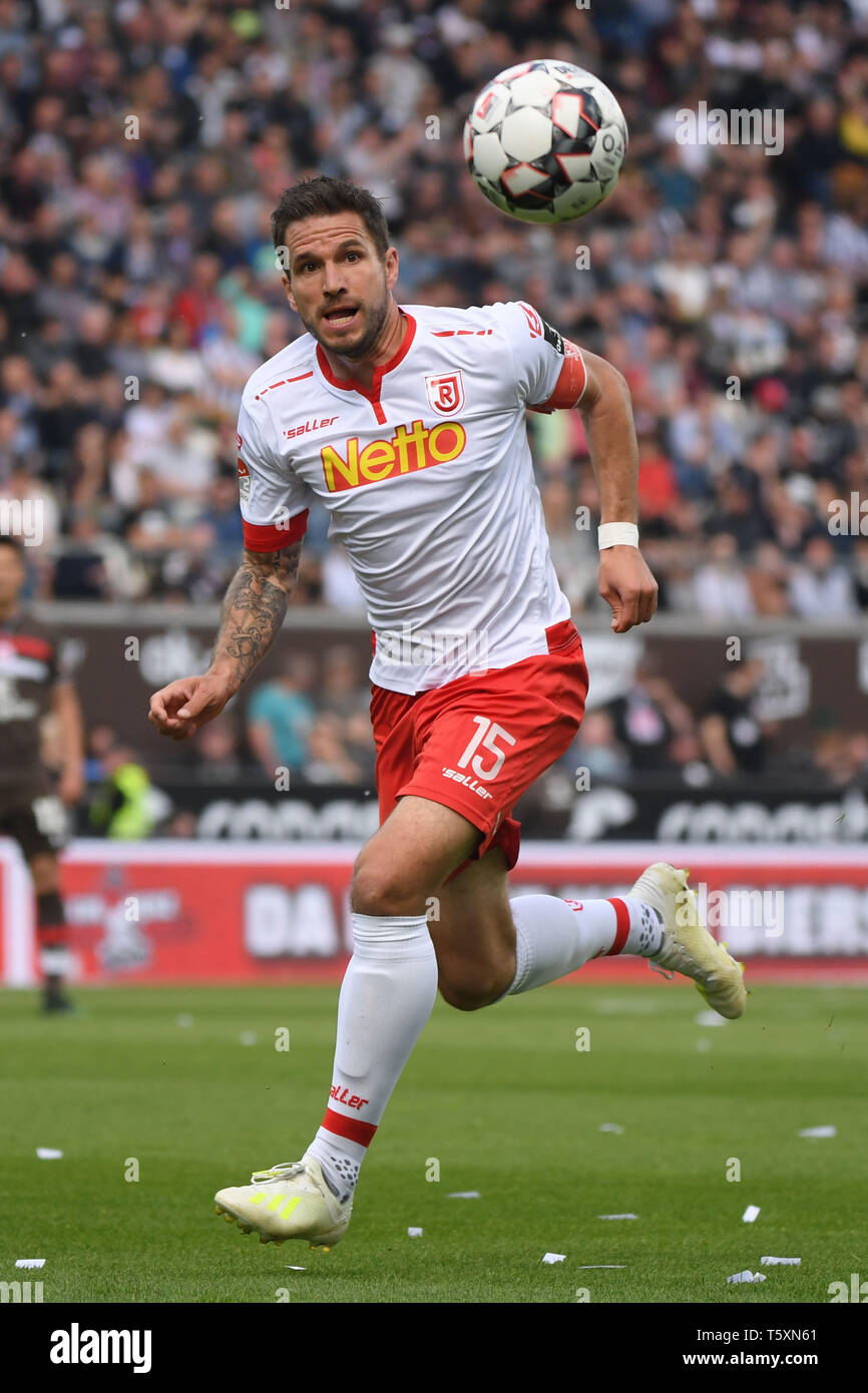 Hambourg, Allemagne - 27 avril : Marco Gruettner du SSV Jahn Regensburg s'exécute avec la balle pendant la deuxième match de Bundesliga entre FC Sankt Pauli et S Banque D'Images