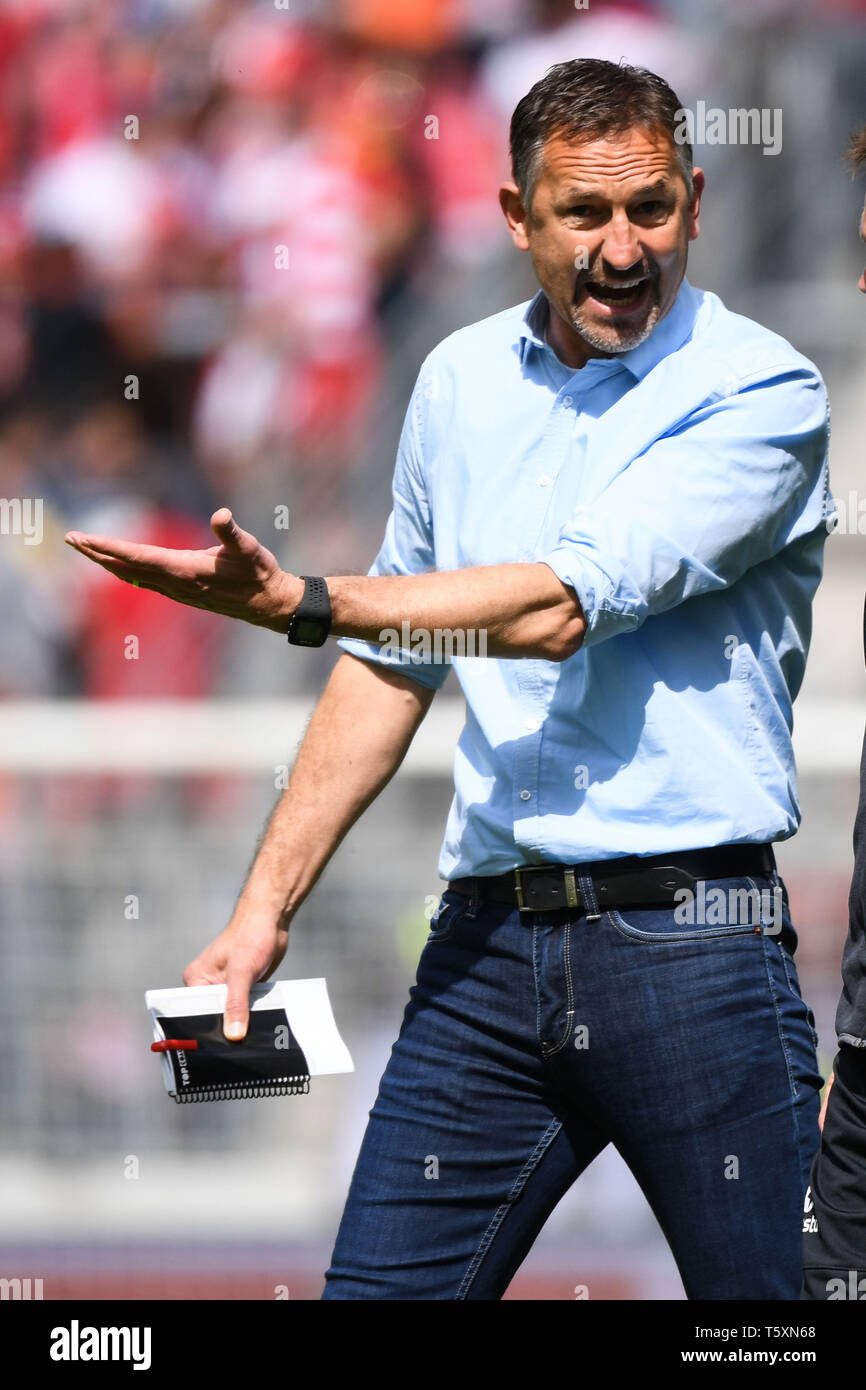 Hambourg, Allemagne - 27 avril : l'entraîneur-chef Achim Beierlorzer du SSV Jahn Regensburg réagit au cours du deuxième match de Bundesliga entre FC Sankt Pauli et Banque D'Images