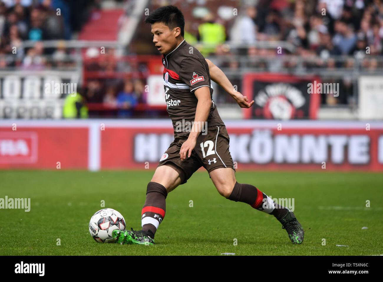 Hambourg, Allemagne - 27 avril : Ryo Miyaichi du FC Sankt Pauli s'exécute avec la balle pendant la deuxième match de Bundesliga entre FC Sankt Pauli et SSV Jahn Banque D'Images