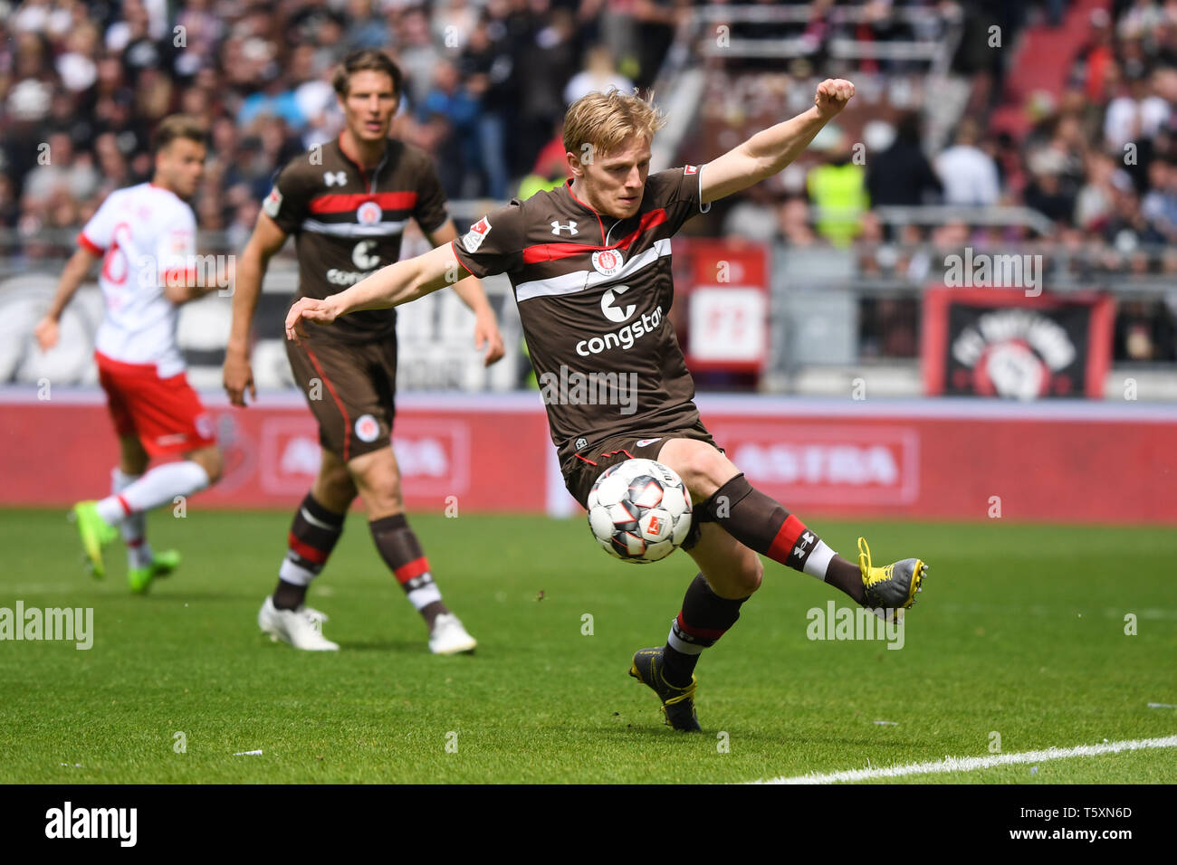 Hambourg, Allemagne - 27 avril : Mats Daehli Moeller du FC Sankt Pauli s'exécute avec la balle pendant la deuxième match de Bundesliga entre FC Sankt Pauli et SS Banque D'Images