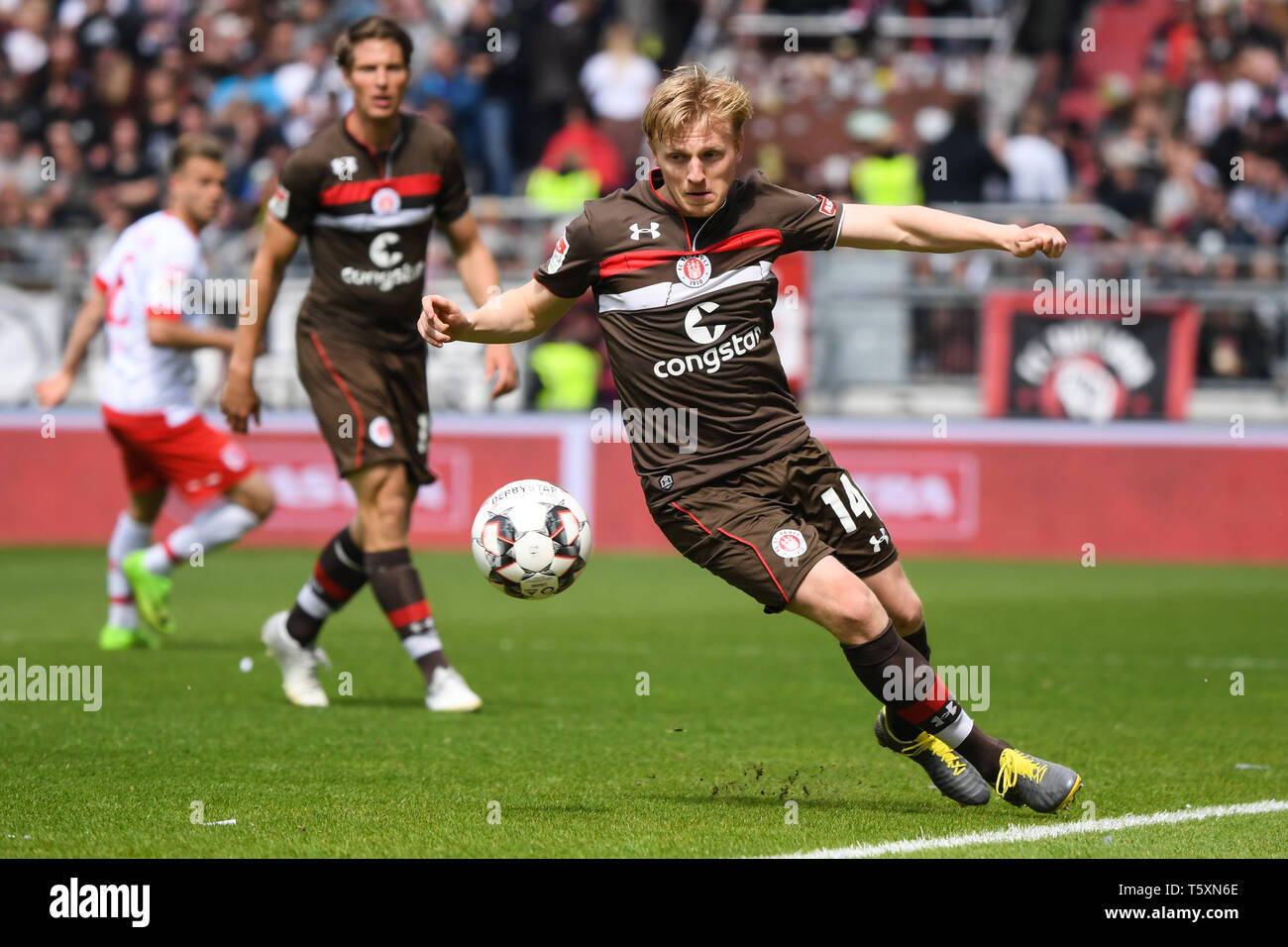 Hambourg, Allemagne - 27 avril : Mats Daehli Moeller du FC Sankt Pauli s'exécute avec la balle pendant la deuxième match de Bundesliga entre FC Sankt Pauli et SS Banque D'Images