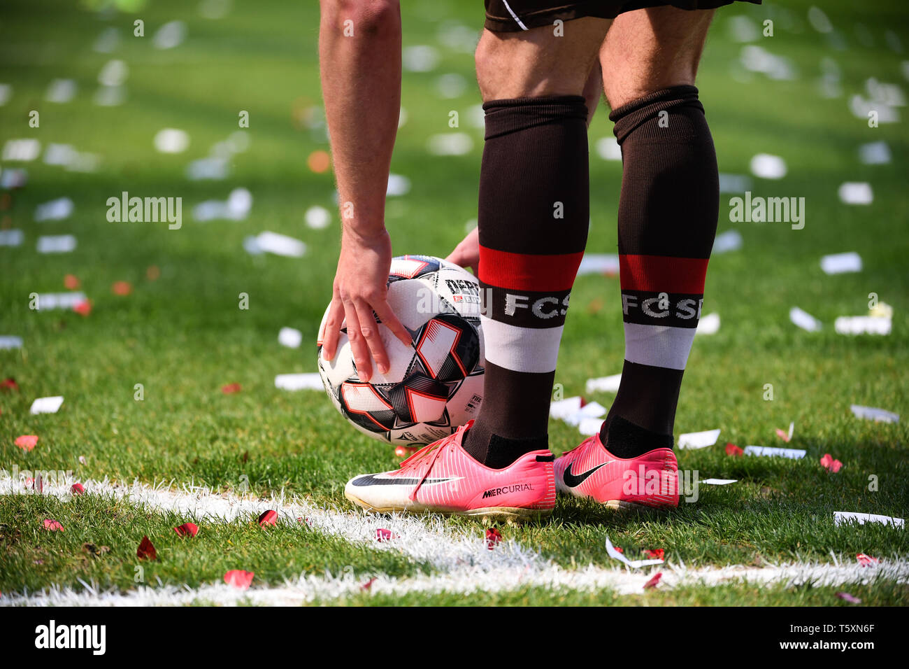 Hambourg, Allemagne - 27 avril : Marvin Knoll du FC Sankt Pauli toucher le ballon Derbystar officiel au cours du deuxième match de Bundesliga entre FC Sankt Pauli Banque D'Images