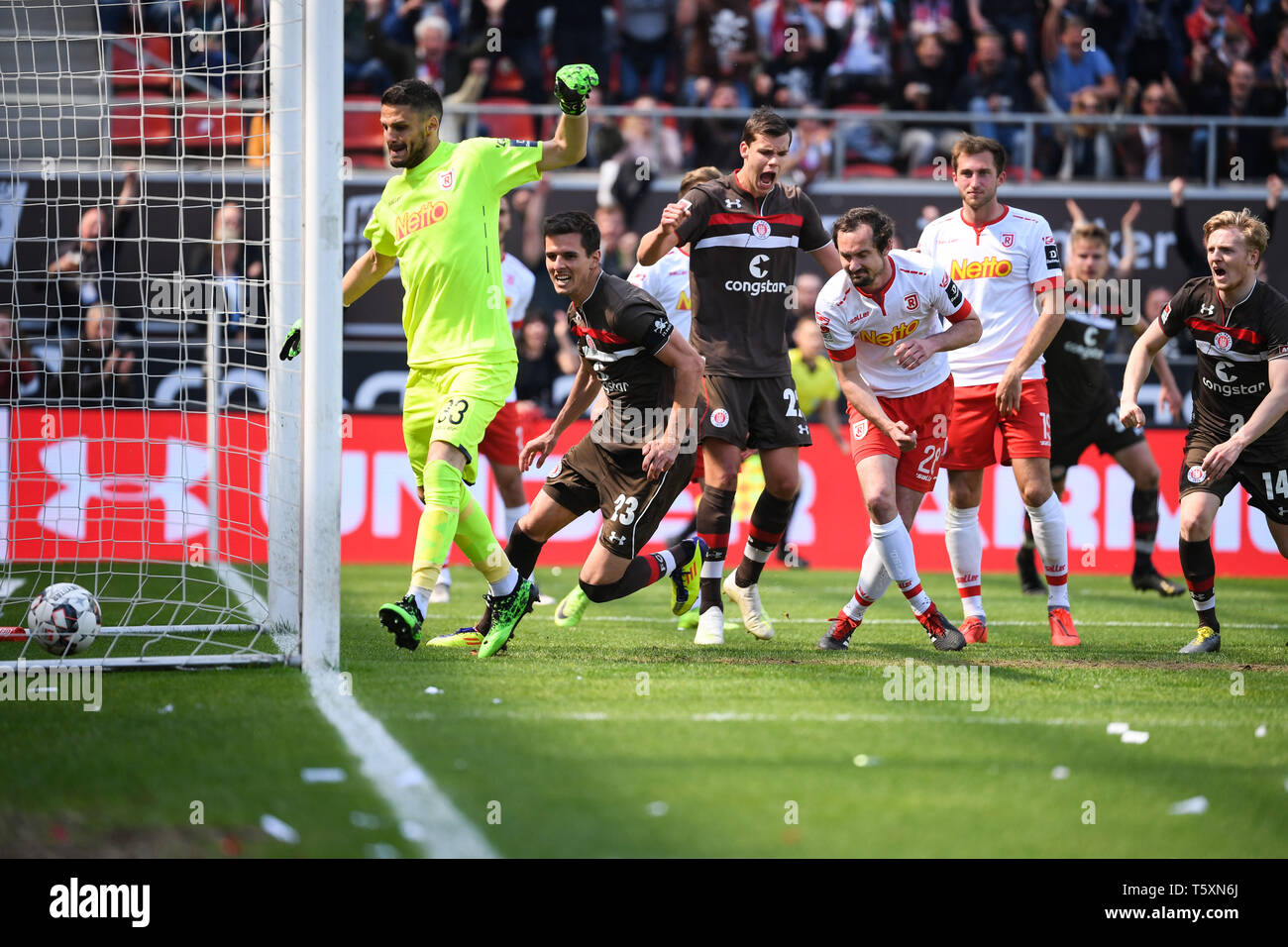 Hambourg, Allemagne - 27 avril : Johannes Flum (L) du FC Sankt Pauli célèbre après avoir marqué son premier but de l'équipe au cours de la deuxième match de Bundesliga parier Banque D'Images