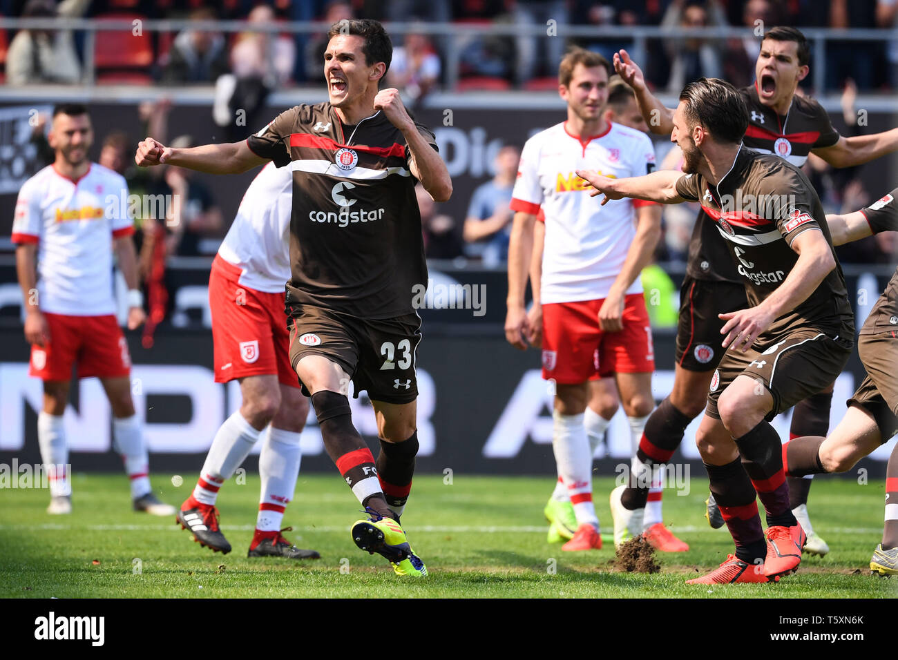 Hambourg, Allemagne - 27 avril : Johannes Flum (L) du FC Sankt Pauli célèbre après avoir marqué son premier but de l'équipe au cours de la deuxième match de Bundesliga parier Banque D'Images