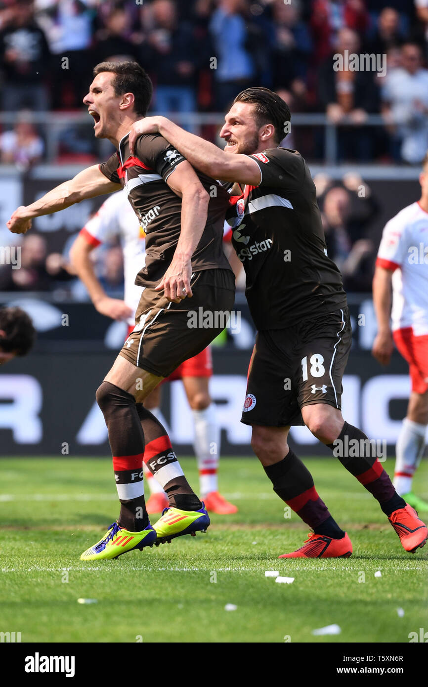 Hambourg, Allemagne - 27 avril : Johannes Flum (L) du FC Sankt Pauli célèbre après avoir marqué son premier but de l'équipe au cours de la deuxième match de Bundesliga parier Banque D'Images