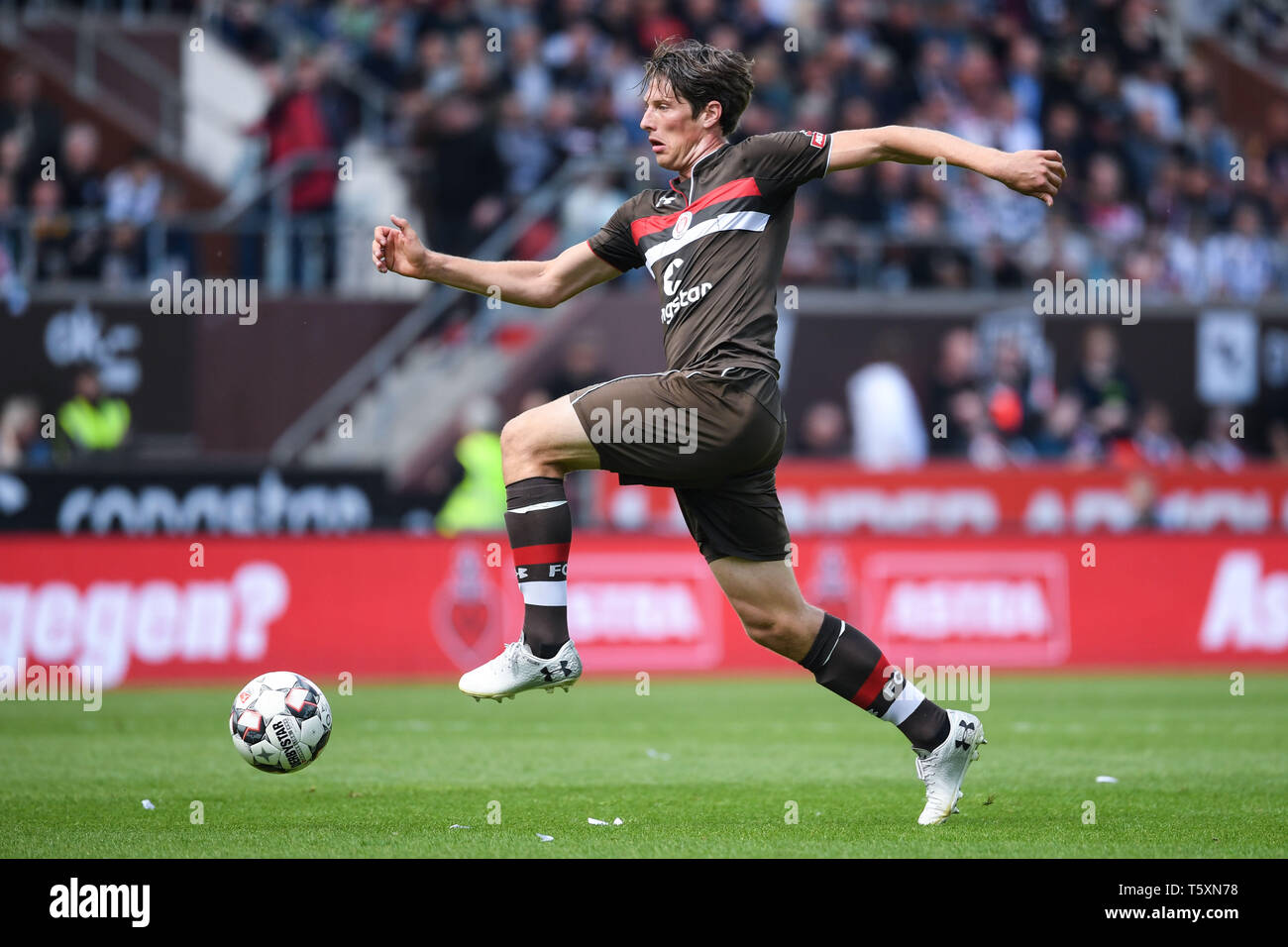 Hambourg, Allemagne - 27 avril : Daniel Buballa du FC Sankt Pauli s'exécute avec la balle pendant la deuxième match de Bundesliga entre FC Sankt Pauli et SSV Jah Banque D'Images