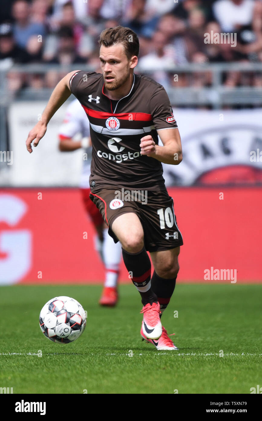 Hambourg, Allemagne - 27 avril : Christopher Buchtmann du FC Sankt Pauli s'exécute avec la balle pendant la deuxième match de Bundesliga entre FC Sankt Pauli et Banque D'Images