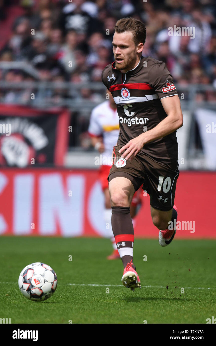 Hambourg, Allemagne - 27 avril : Christopher Buchtmann du FC Sankt Pauli s'exécute avec la balle pendant la deuxième match de Bundesliga entre FC Sankt Pauli et Banque D'Images