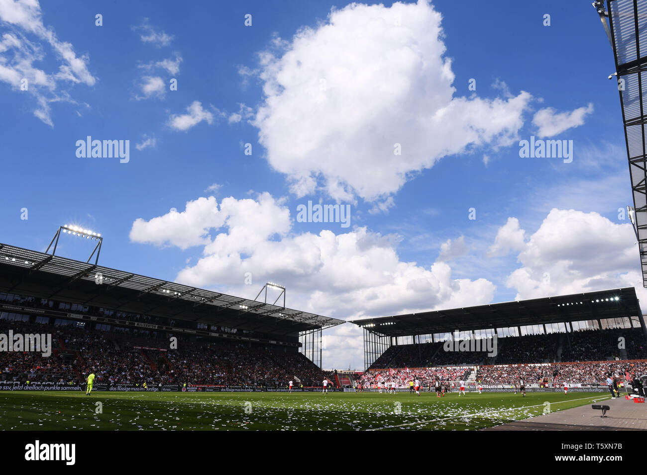 Hambourg, Allemagne - 27 avril : vue générale pendant la deuxième match de Bundesliga entre FC Sankt Pauli et SSV Jahn Regensburg à Millerntorstadion sur Ap Banque D'Images