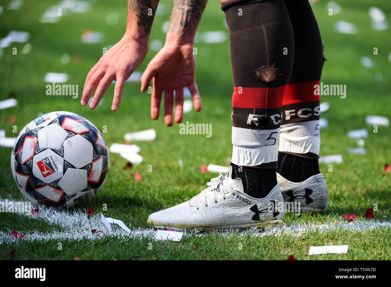 Hambourg, Allemagne - 27 avril : Marvin Knoll du FC Sankt Pauli toucher le ballon Derbystar officiel au cours du deuxième match de Bundesliga entre FC Sankt Pauli Banque D'Images