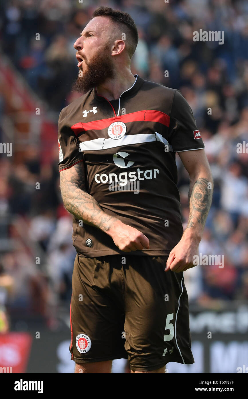Hambourg, Allemagne - 27 avril : Marvin Knoll du FC Sankt Pauli célèbre après avoir marqué son premier but de l'équipe au cours de la deuxième match de Bundesliga entre Banque D'Images