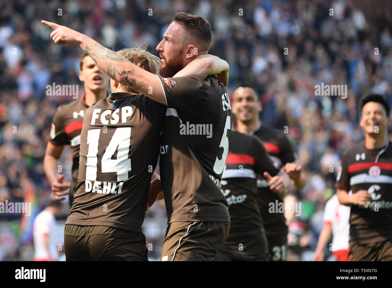 Hambourg, Allemagne - 27 avril : Marvin Knoll du FC Sankt Pauli célèbre après avoir marqué son premier but de l'équipe au cours de la deuxième match de Bundesliga entre Banque D'Images