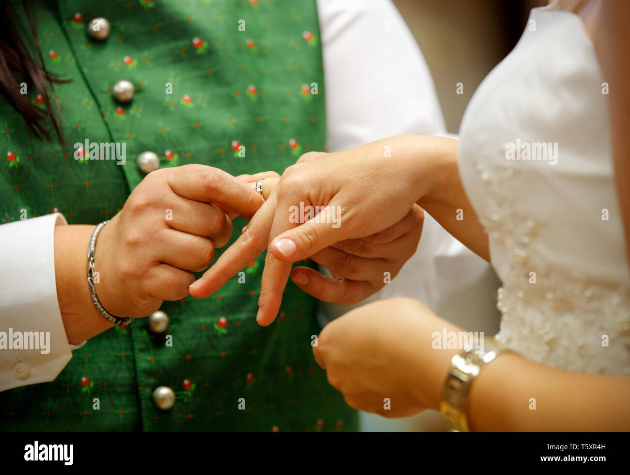 Jeunes mariés échangent leurs anneaux à la cérémonie de mariage et se sentir heureux Banque D'Images