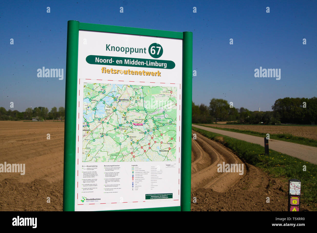 MIDDEN-LIMBURG (PRÈS DE ROERMOND), Pays-Bas - 21 avril. 2019 : Informations Inscription et carte d'endroit (du néerlandais) Piste cyclable network (fietsroutennetwerk) Banque D'Images