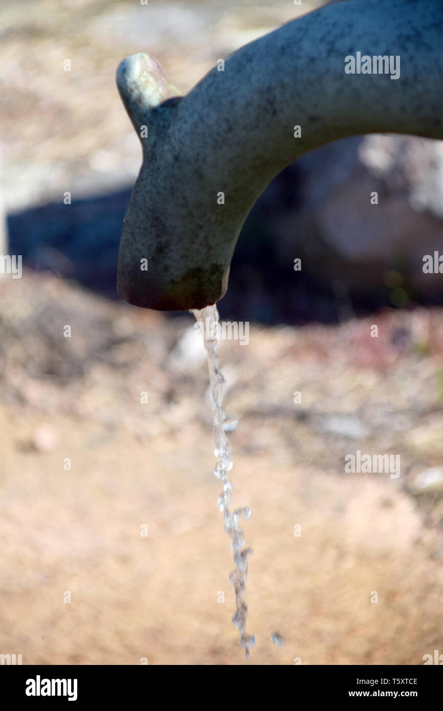 L'eau qui sort de la pompe à eau Banque D'Images