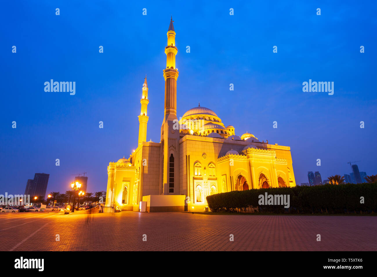 La Mosquée Al Noor est une mosquée principale situé sur le lagon de Khaled à la Buhaira Corniche dans la ville de Sharjah, Émirats arabes unis Banque D'Images