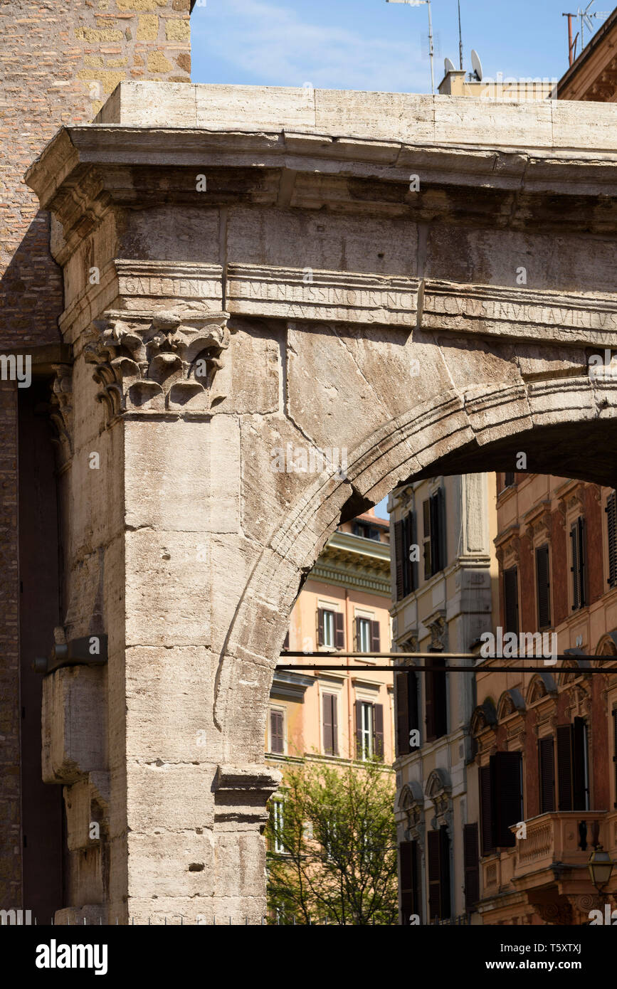 Rome. L'Italie. L'Arc de Gallien (Arco), le dessinateur Gallieno n romain antique Porta Esquilina dans le Servian mur. Banque D'Images