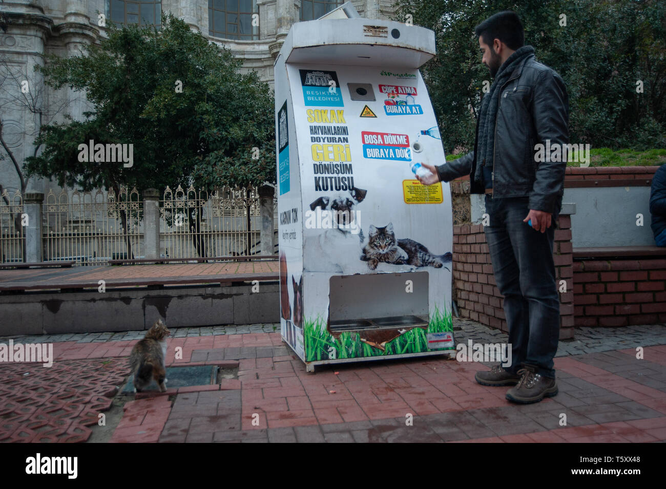 Un distributeur automatique qui convertit l'eau en bouteilles en plastique vide de la nourriture pour chats et chiens, Istanbul, Turquie Banque D'Images