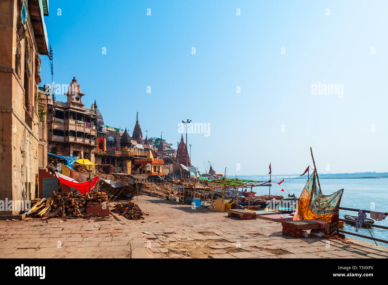 Manikarnika ghat au Gange est situé dans la ville de Varanasi, Uttar Pradesh, Inde du Nord Banque D'Images