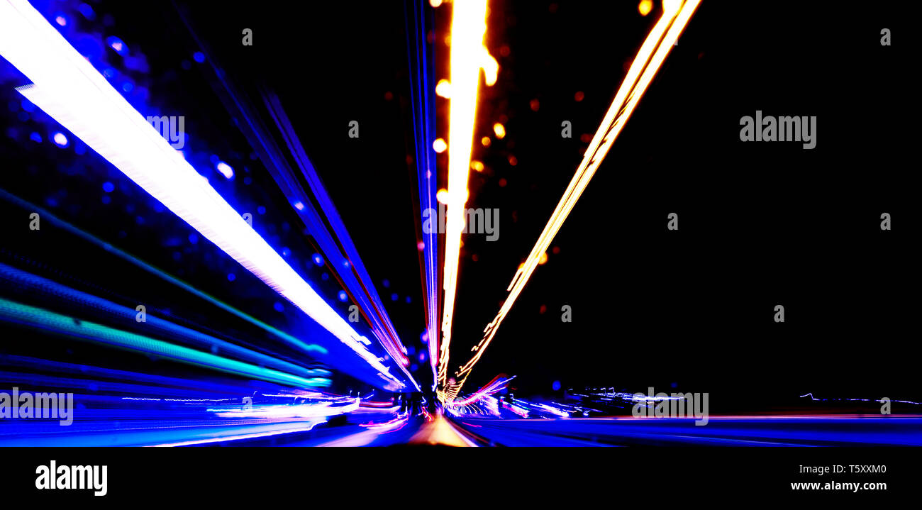 La lumière des voitures sur une autoroute - Sentiers de nuit. Le trafic de nuit des sentiers. Motion Blur. Le trafic routier de la ville de nuit avec motion projecteur. Paysage urbain. Light up Banque D'Images