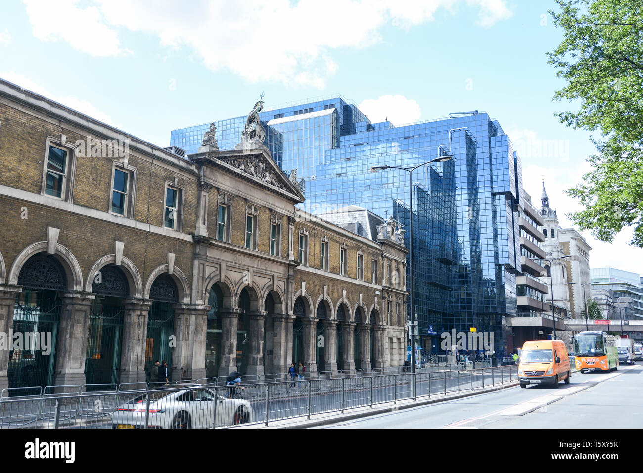 L'extérieur de l'ancien marché aux poissons de Billingsgate et Express Newspaper Group's Northern & Shell Building, Lower Thames Street, London, EC3, UK Banque D'Images