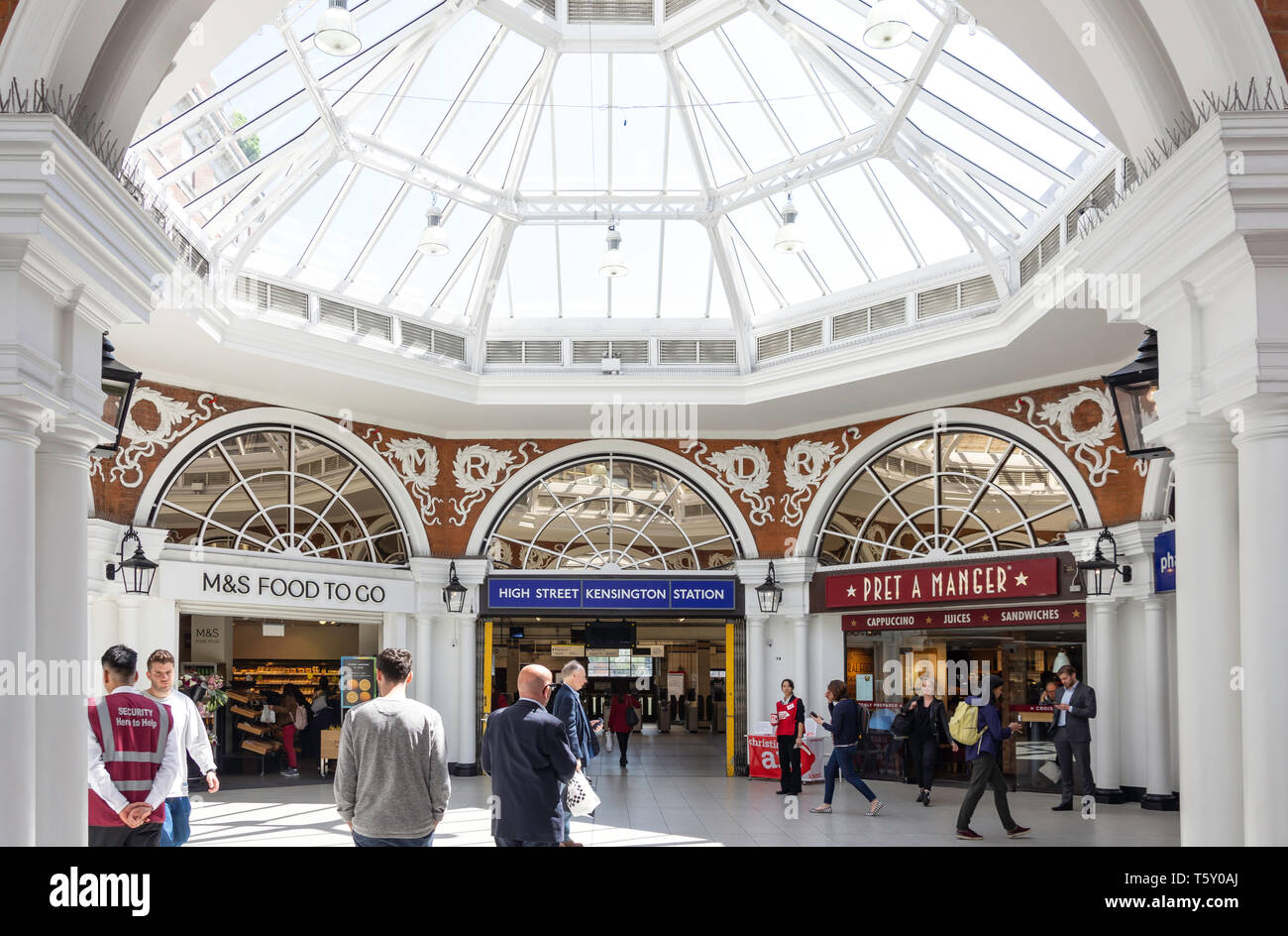 L'Arcade de Kensington High Street, Kensington, Kensington, quartier royal de Kensington & Chelsea, Greater London, Angleterre, Royaume-Uni Banque D'Images