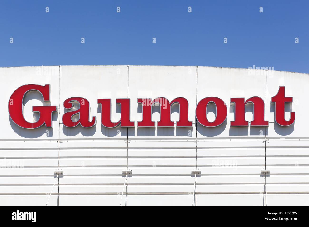 Montpellier, France - le 5 juillet 2018 : Gaumont logo sur un mur. La Société Film Gaumont est un grand studio de cinéma français Banque D'Images