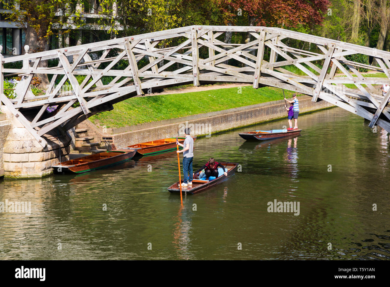 En vertu de la barque parieurs Mathematical Bridge sur la rivière Cam, ville universitaire de Cambridge, Cambridgeshire, Angleterre Banque D'Images