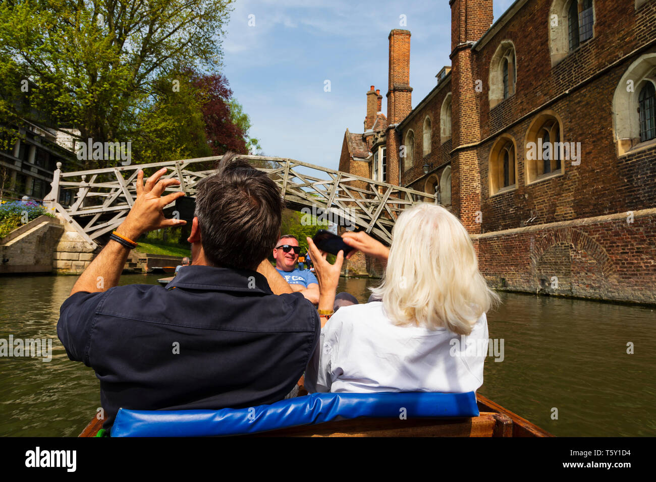 Couple touristique dans un punt prenant des photos du pont mathématique au-dessus de la rivière Cam, ville universitaire de Cambridge, Cambridgeshire, Angleterre Banque D'Images