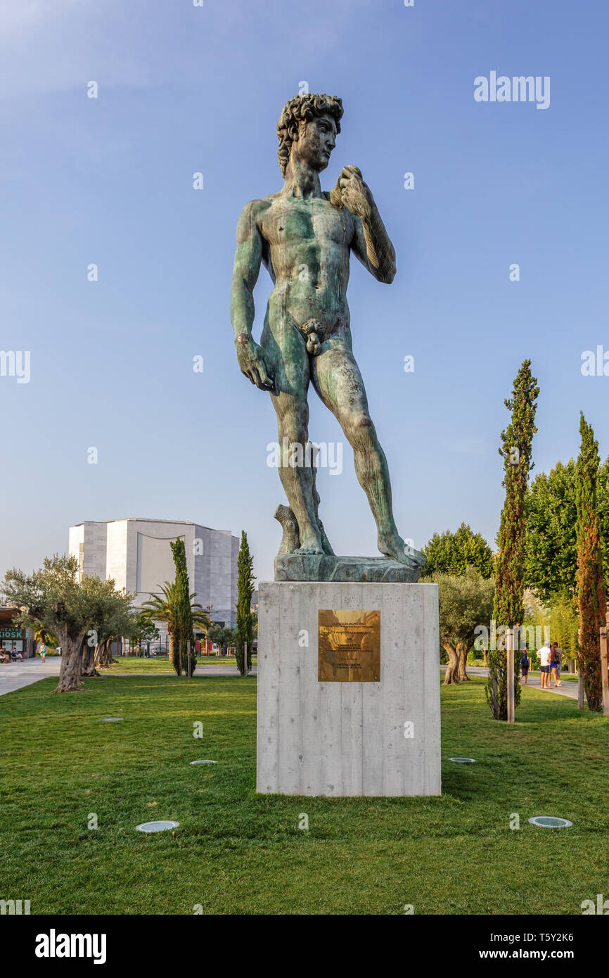 NICE, FRANCE - 06 juillet 2015 : NICE, FRANCE - 06 juillet, 2015 : Statue de David dans la Promenade du Paillon parc urbain, inauguré en 2013, l'endroit populaire wit Banque D'Images