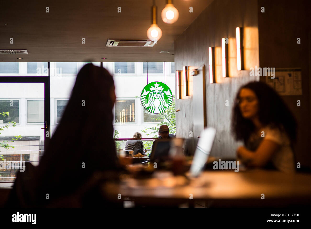 Adolescent im Starbucks dans der Nahe Düsseldorf Königsallee. M. mit Banque D'Images