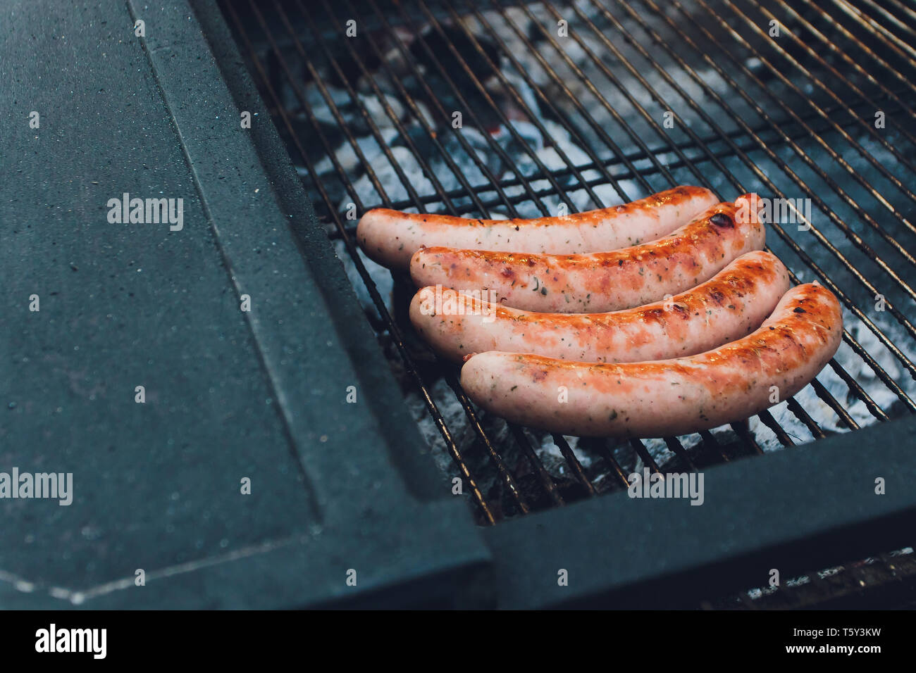 Griller les saucisses sur la grille du barbecue. Focus sélectif. Banque D'Images