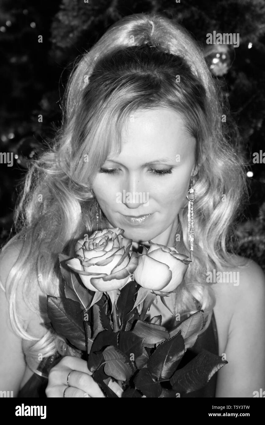 Les jeunes womam en robe rouge avec des roses rose Banque D'Images