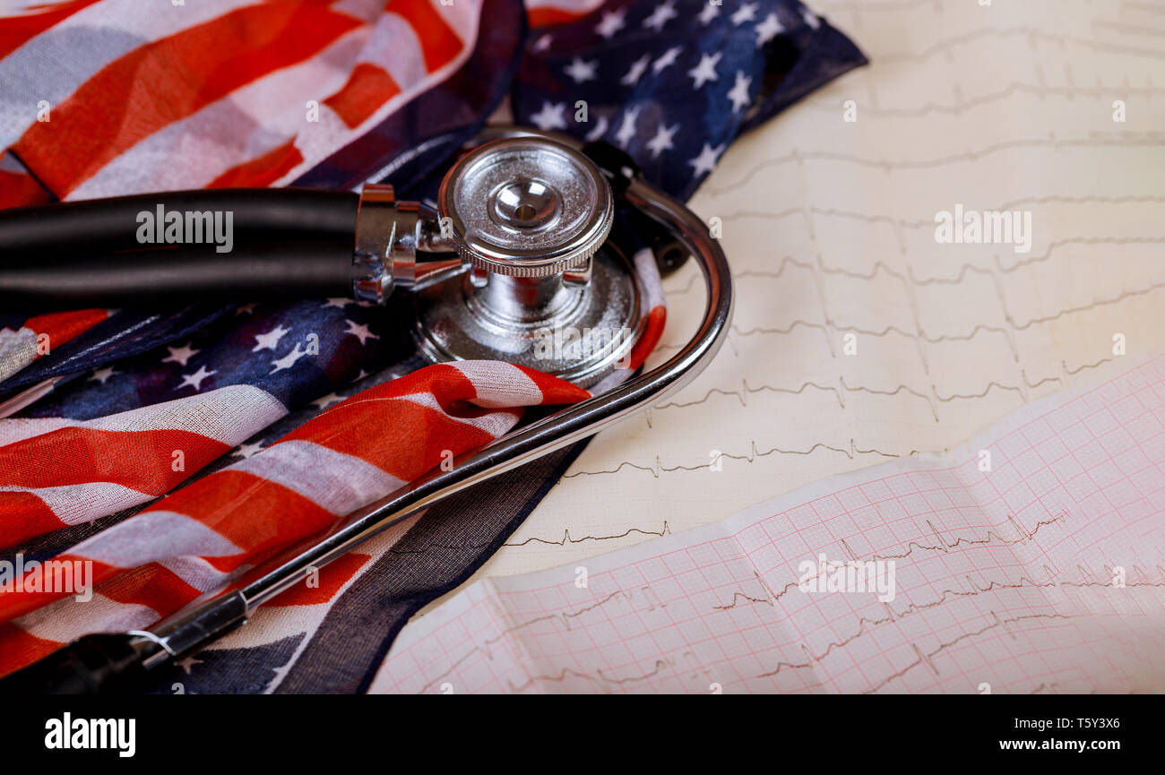 Stéthoscope sur nous d'un drapeau et d'impression graphique de cardiogramme mesurant coeur bat Banque D'Images