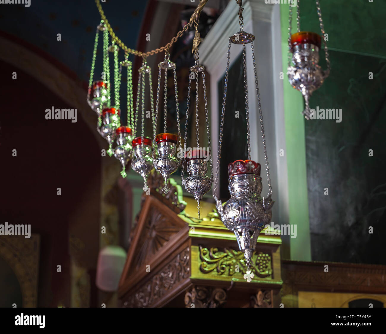 Veillée de pendaison lampes dans une église grecque orthodoxe. L'accent dans le centre. Le point de droit. Banque D'Images
