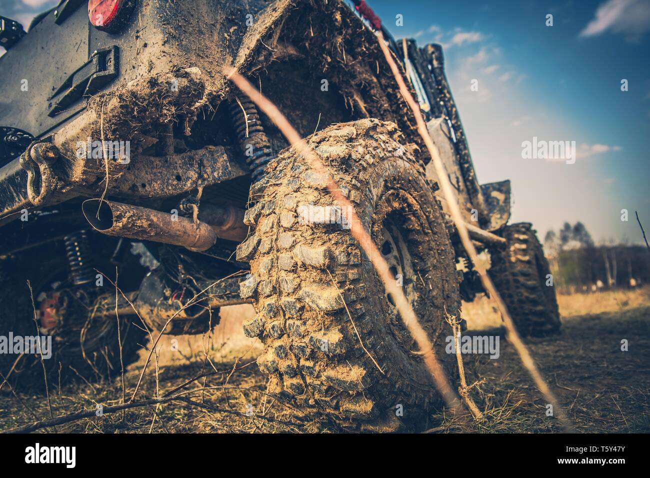 Off Road Voyage aventure. Un véhicule utilitaire sport sur le sentier boueux. Banque D'Images