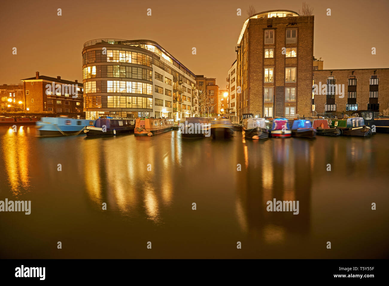 L'exposition photo de nuit longue de bassin Battlebridge sur Regent's Canal, Londres, par des réflexions de narrowboats et bâtiments illuminés dans l'eau Banque D'Images