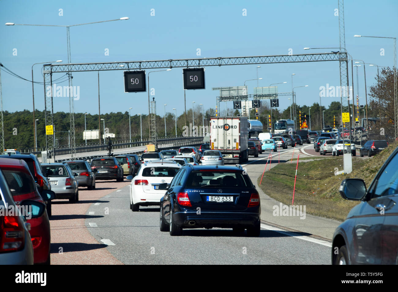 L'arrêt de la circulation sur l'autoroute en dehors de Stockholm en Suède Banque D'Images