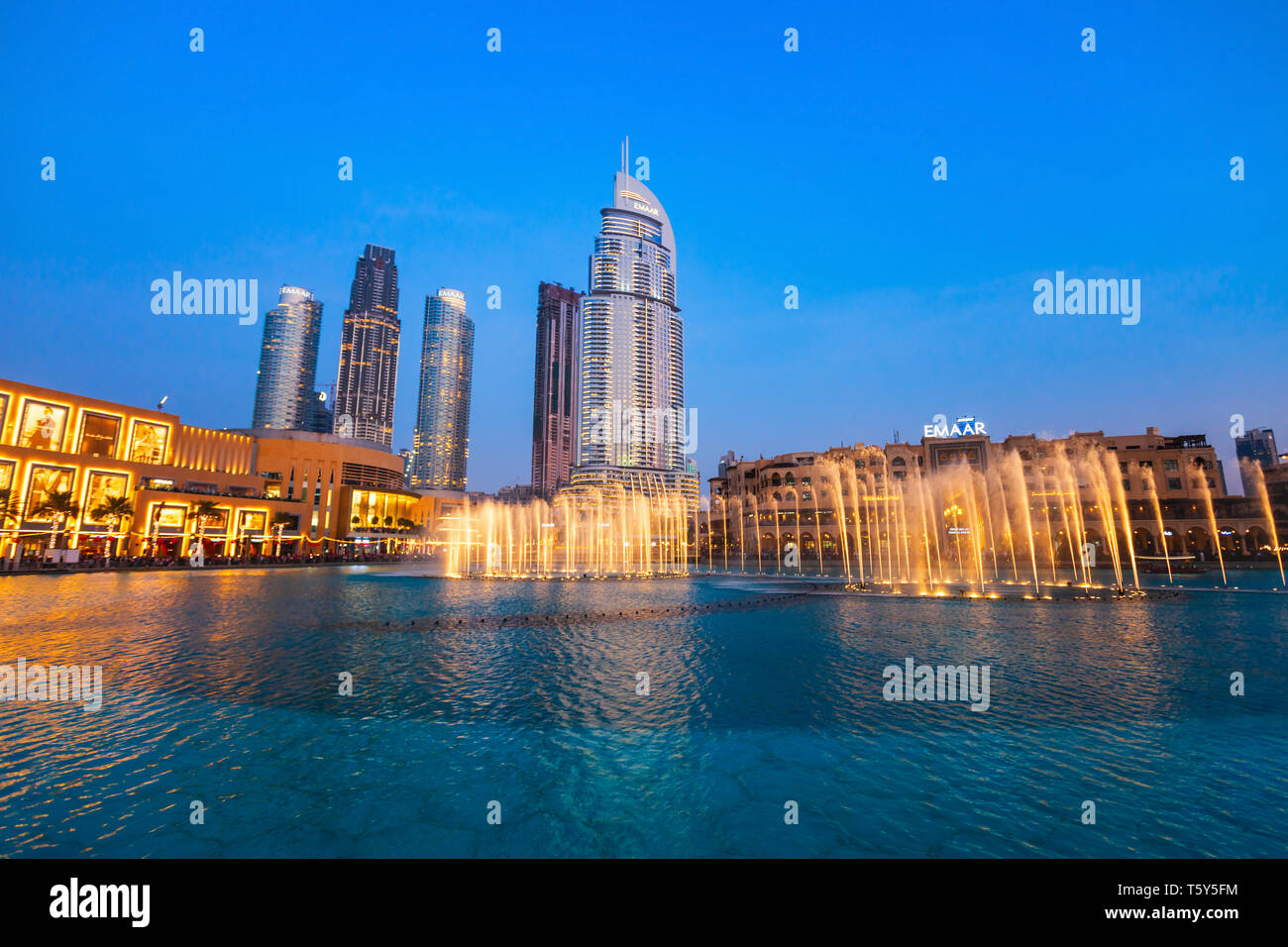 Dubaï, Émirats arabes unis - 25 février 2019 : Dubaï Mall et fontaines, le deuxième plus grand centre commercial du monde situé à Dubaï, dans les ÉMIRATS ARABES UNIS Banque D'Images