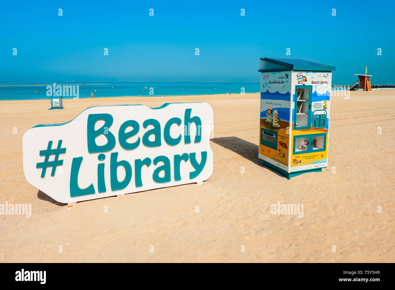 Dubaï, Émirats arabes unis - février 27, 2019 : bibliothèque de plage à la plage de Kite dans la ville de Dubaï aux Émirats Banque D'Images