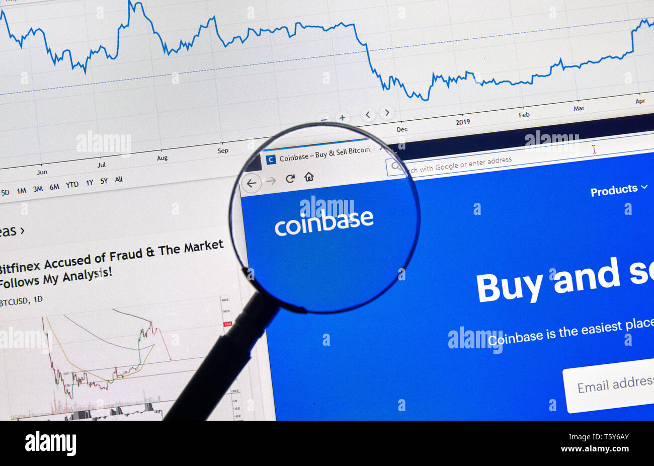 Montréal, Canada - le 26 avril 2019 : Coinbase cryptocurrency exchange actifs numériques logo et la page d'accueil sur un ordinateur portable écran sous loupe. Banque D'Images