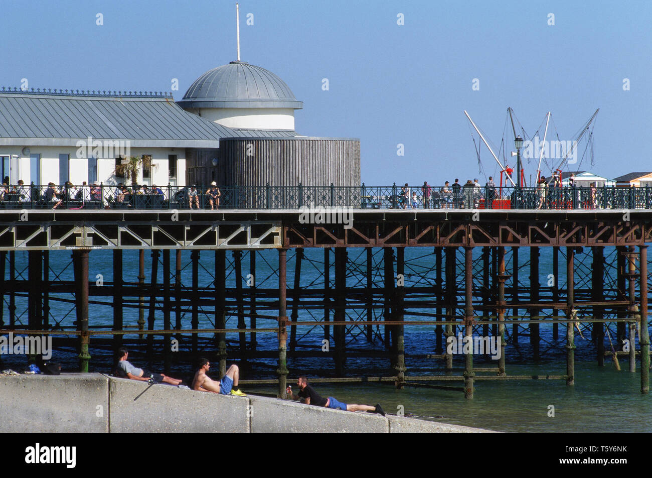 Hastings Pier avec café, à partir de la plage de Hastings, East Sussex, UK Banque D'Images