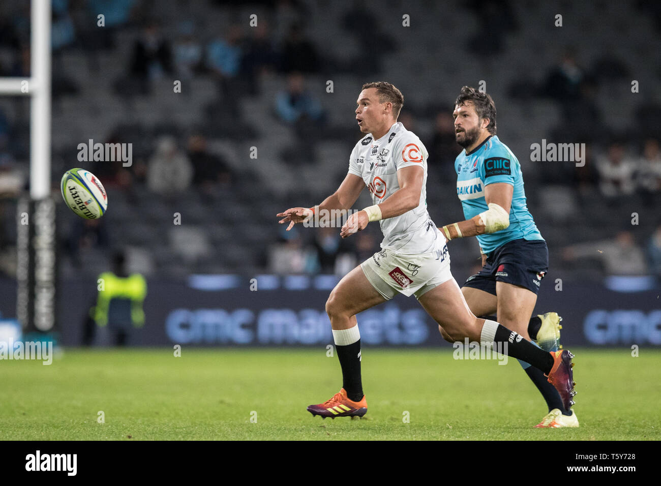 Sydney, Australie. Apr 27, 2019. Curwin Bosch de la cellule C requins d'attaquer pendant le super match de rugby entre les Waratahs et les requins à Bankwest Stadium, Sydney, Australie, le 27 avril 2019. Photo de Peter Dovgan. Usage éditorial uniquement, licence requise pour un usage commercial. Aucune utilisation de pari, de jeux ou d'un seul club/ligue/dvd publications. Credit : UK Sports Photos Ltd/Alamy Live News Banque D'Images