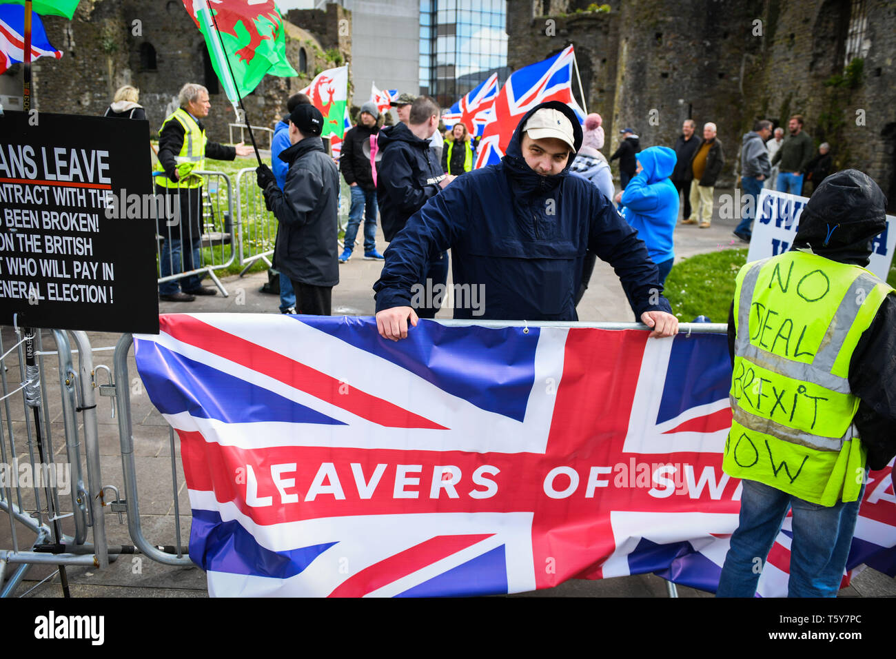 Swansea, Pays de Galles, Royaume-Uni. Samedi 27 avril 2019. Pro-Brexit partisans du parti politique, le Mouvement pour la Grande-Bretagne sont illustrés lors d'une manifestation à Swansea, Pays de Galles du sud. Le groupe a pris de la rue de la ville pour exprimer leur frustration face à la position des gouvernements britanniques sur Brexit. Crédit photo : Robert Melen/Alamy Live News Banque D'Images